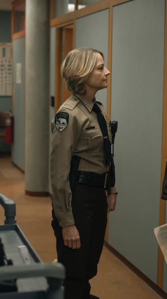 Liz Danvers en la estación - True Detective Temporada 4 Episodio 5