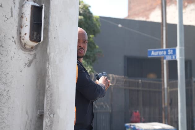 Taking Cover - Lethal Weapon Season 1 Episode 3
