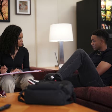 Discussing Family Issues - All American: Homecoming Season 1 Episode 3