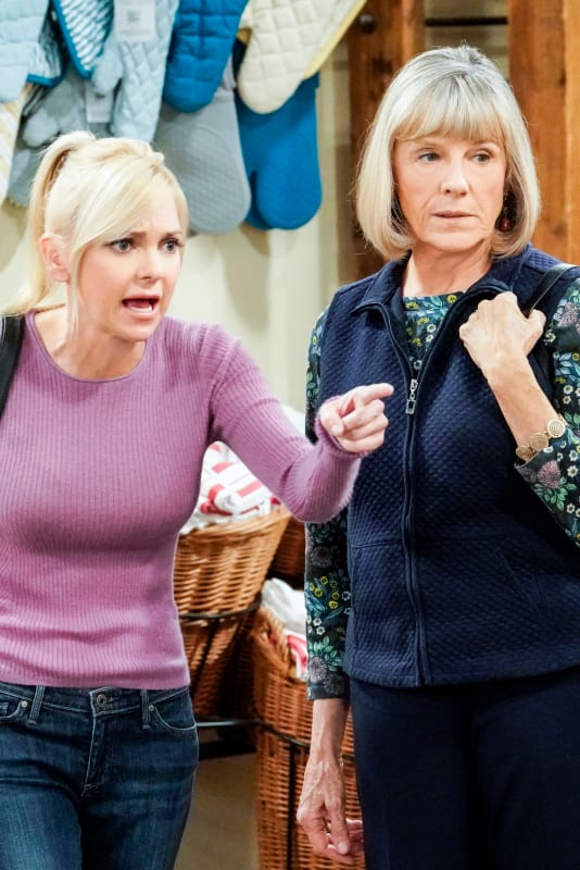 Christy Sees a Mixer - Mom Season 7 Episode 7