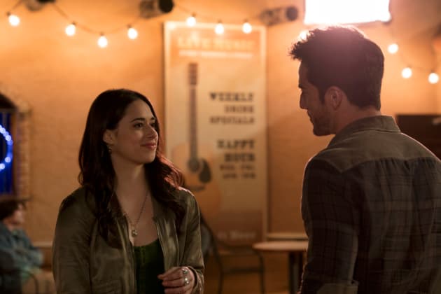 An Old Friend - Roswell, New Mexico Season 1 Episode 1