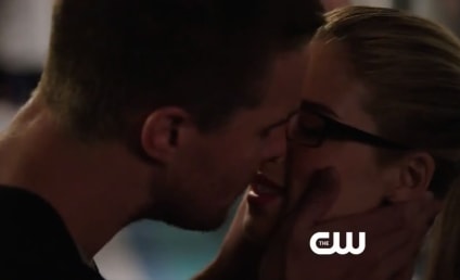 Arrow Season 3 Teaser: Look Who's Kissing!!!