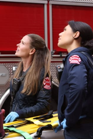 Violet e Novak olham para cima - Chicago Fire, temporada 12, episódio 13