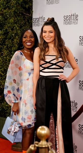 Carly and Harper on the Red Carpet - iCarly Season 1 Episode 4