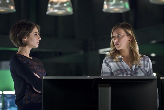 Manning the Desk - Arrow Season 4 Episode 18