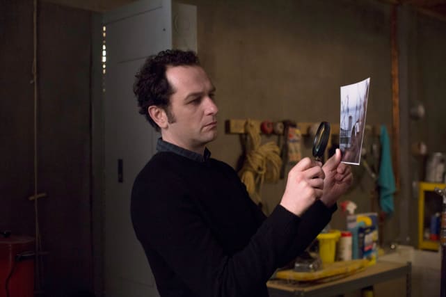 Philip looks at a photo the americans s5e7
