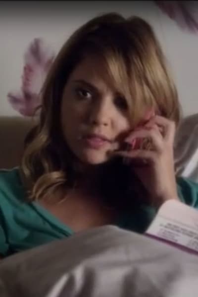Hanna atende uma ligação de Spencer - Pretty Little Liars
