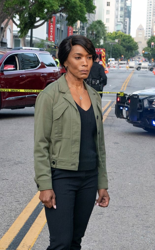 Athena Shows Up - 9-1-1 Season 4 Episode 14