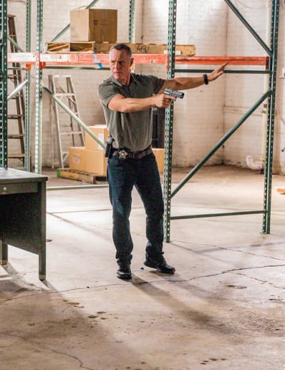 Everyone Remain Calm - Chicago PD Season 7 Episode 2
