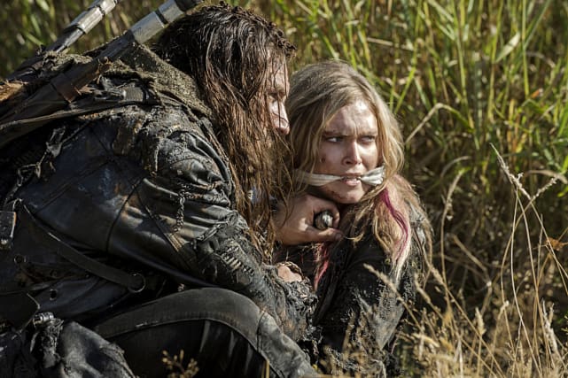 Roan and Clarke Crouching - The 100 Season 3 Episode 2
