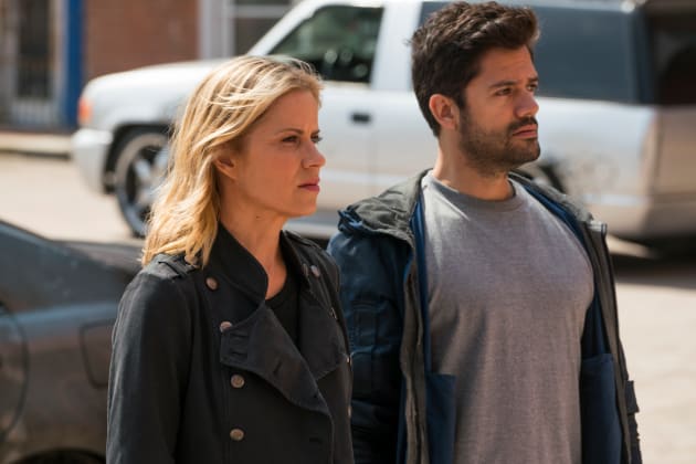 Looking Around - Fear the Walking Dead Season 2 Episode 12