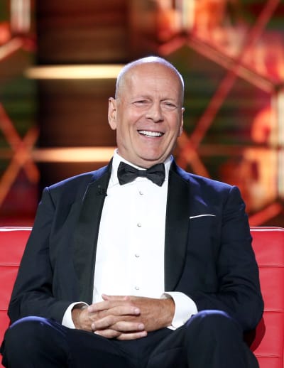  Bruce Willis fala no palco do Comedy Central Roast de Bruce Willis no Hollywood Palladium