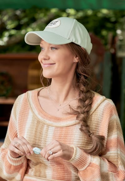 Jess Sports a Cap - Chesapeake Shores Season 5 Episode 5