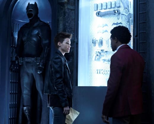 Fix the Suit - Batwoman Season 1 Episode 1