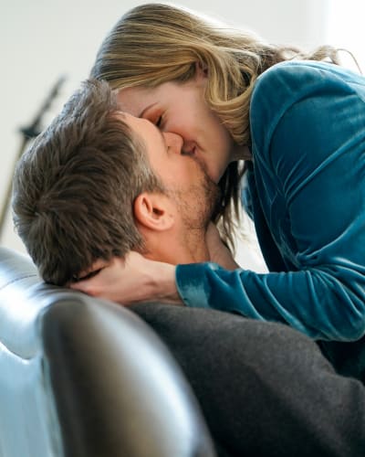 Suttard Share a Kiss - The Bold Type Season 4 Episode 14