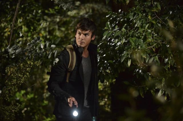 Flashing the Light - Pretty Little Liars Season 5 Episode 15