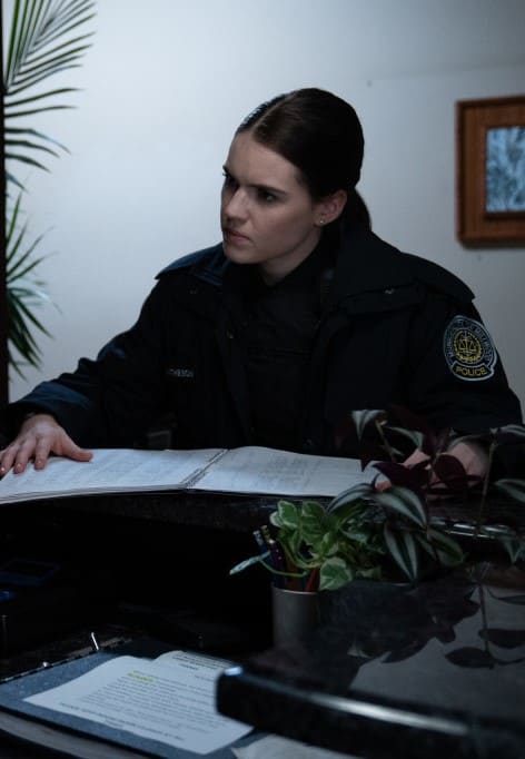 Taylor investigating the hotel-Buden of Truth - Burden of Truth Season 4 Episode 4