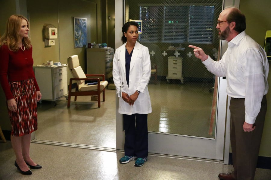 Pointing Fingers Grey s Anatomy Season 12 Episode 1 TV Fanatic