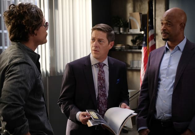Checking In - Lethal Weapon Season 2 Episode 14