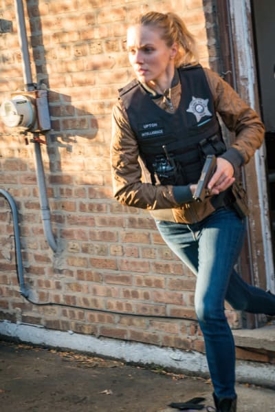 Upton to the Rescue - Chicago PD Season 8 Episode 2