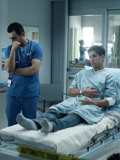 Bash aconseja a Khaled sobre el Cop - Transplant Temporada 1 Episodio 9