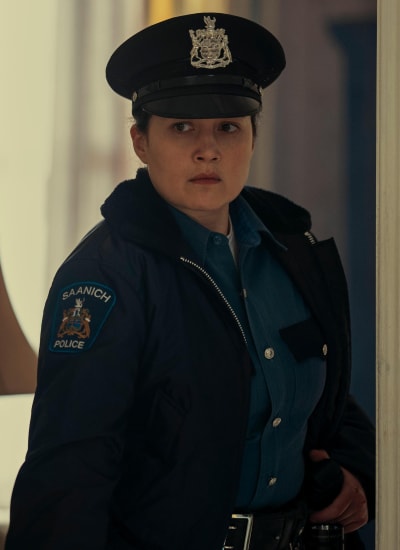 Lily Gladstone interpreta al oficial Bentland - Bajo el puente