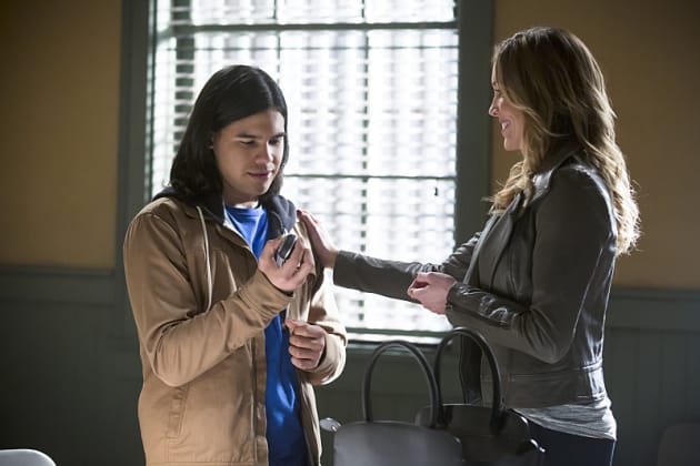 A Little Help The Flash Season 1 Episode 19 TV Fanatic