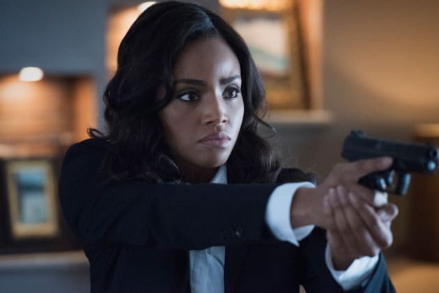 Sophie, Gun Drawn - Batwoman Season 2 Episode 4
