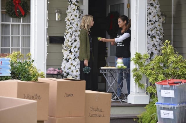 Emily's in the Holiday Spirit - Pretty Little Liars Season 5 Episode 12