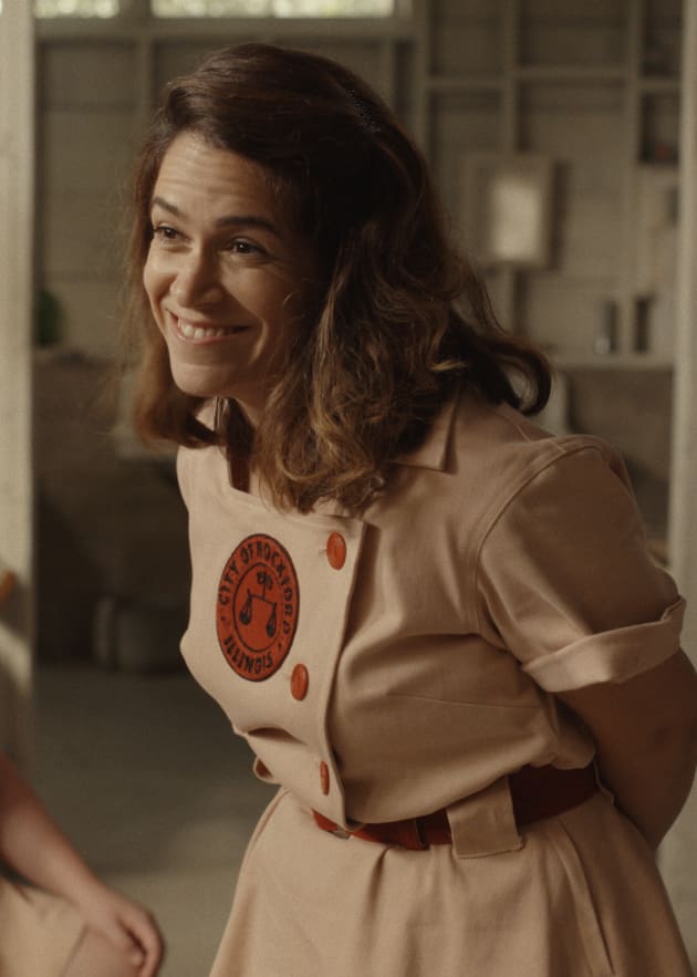 Carson Shaw #10 (Abbi Jacobson), catcher, Rockford Peaches, behind the  scenes on the set of A League of Their Own (2022)