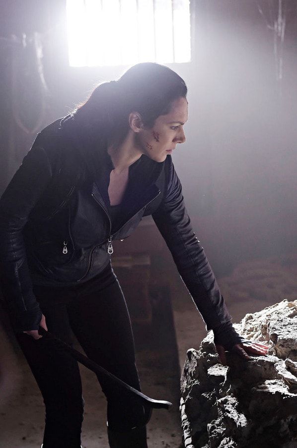 Jules on the Hunt - Helix Season 2 Episode 8