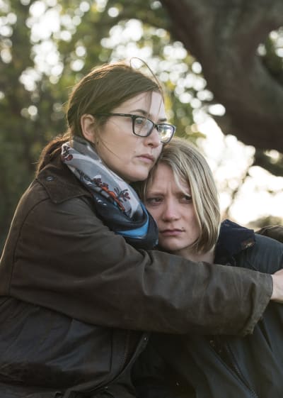 Kate Winslet como Jennifer y Mia Wasikowska como Anna
