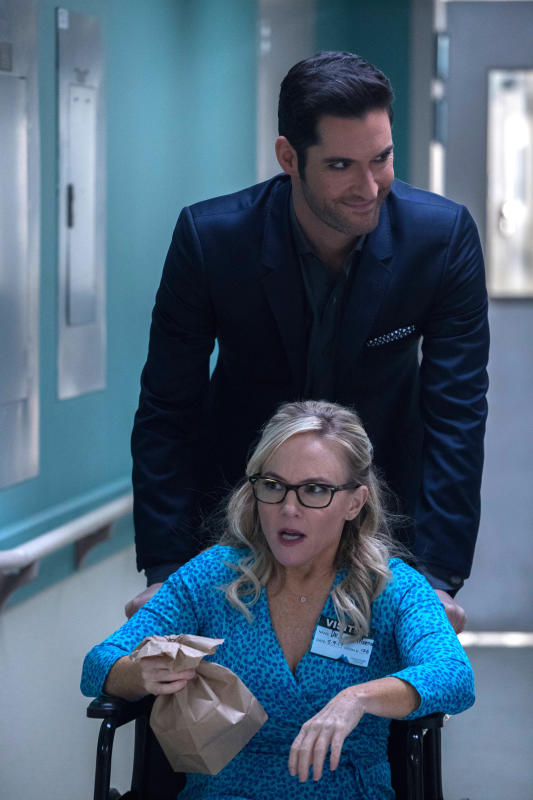 Dr. Linda Helps Again - Lucifer Season 2 Episode 16