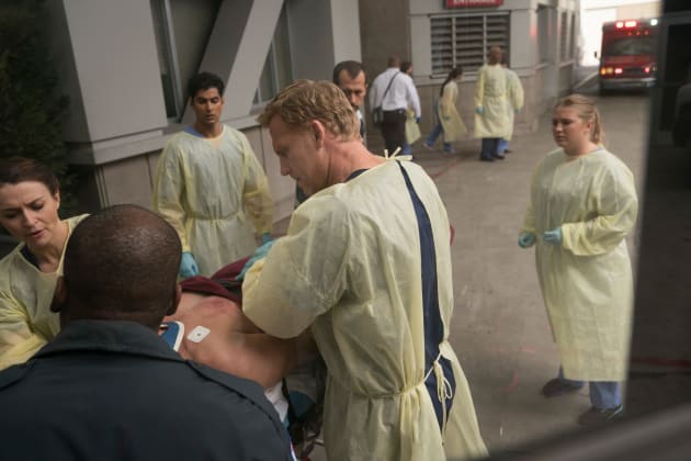 Owen In Action Grey S Anatomy Season 14 Episode 7 Tv Fanatic