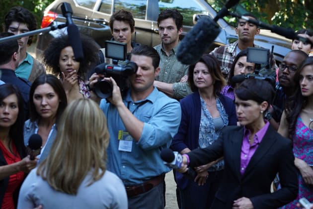 Lost in the Crowd - Pretty Little Liars Season 6 Episode 1