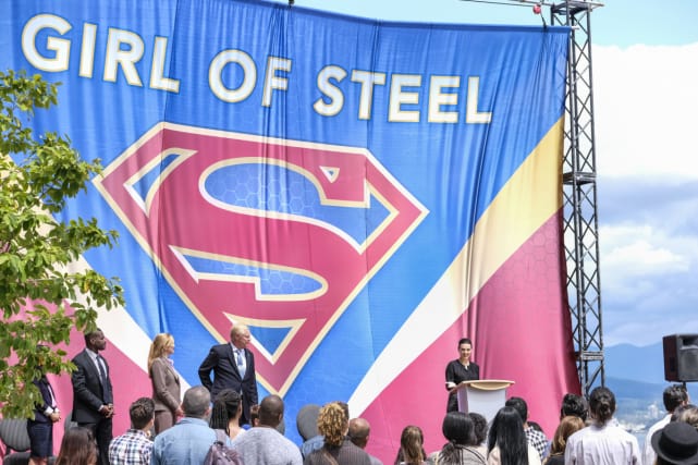 Honoring Supergirl - Supergirl Season 3 Episode 1