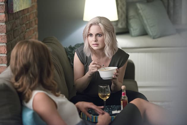 Liv and Peyton Reunited! - iZombie Season 2 Episode 4