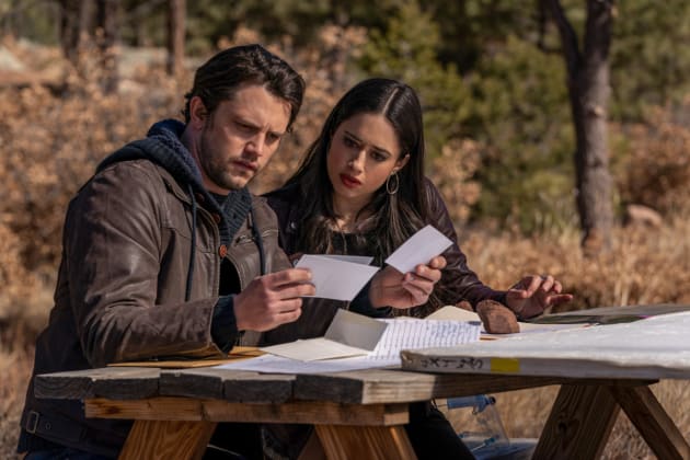 Looking For Clues - Roswell, New Mexico Season 3 Episode 9
