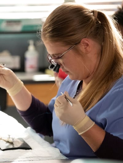 Honing Her Skills - tall - Grey's Anatomy Season 16 Episode 2