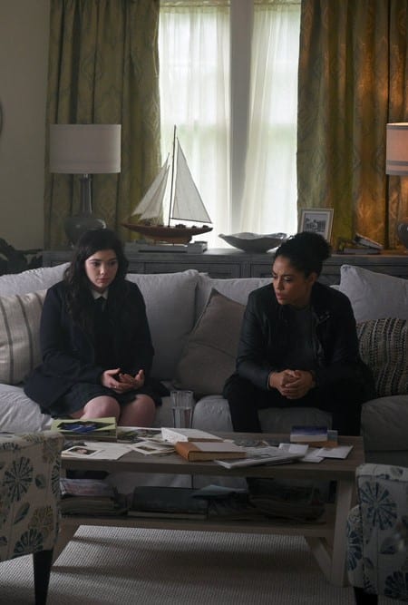 Finola Connects with Isla - Debris Season 1 Episode 1