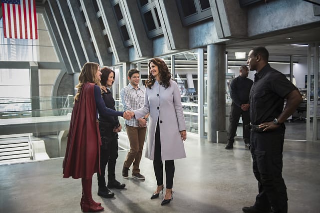 All Smiles - Supergirl Season 2 Episode 3