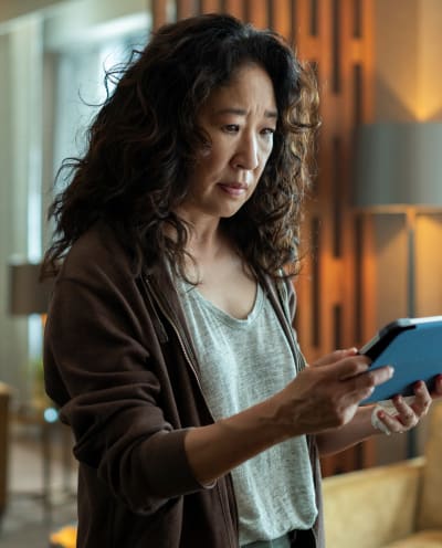 Eve Checking Her Tablet - Killing Eve Season 4 Episode 3