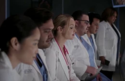 Residents Root Levi On - Grey's Anatomy Season 18 Episode 2