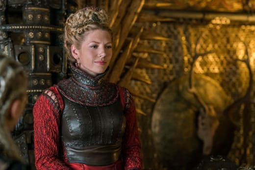 Lagertha in Red - Vikings Season 4 Episode 17