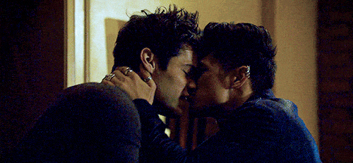 Magnus and Camille kiss scene fullMalec (shadowhunters 1x13) 