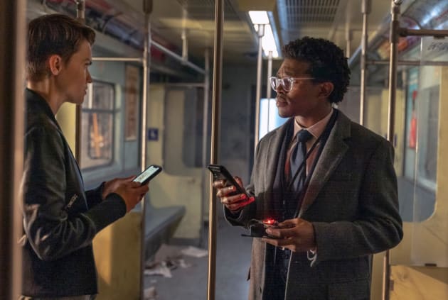 Synchronizing Phones - Batwoman Season 1 Episode 10