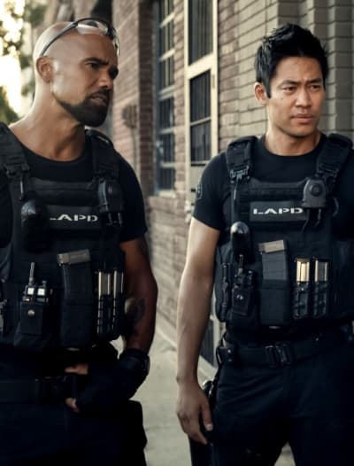 Hondo and Victor On the Street - S.W.A.T. Season 4 Episode 3