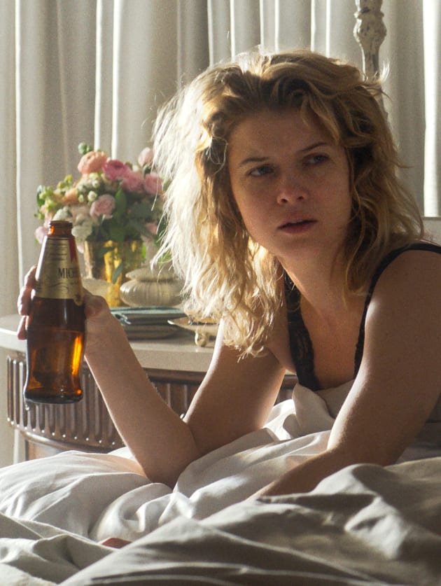 Beer in Bed - For All Mankind Season 2 Episode 3