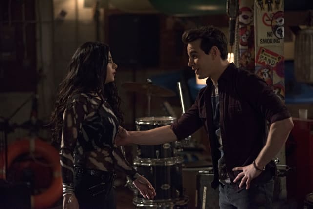 Simon tells Izzy the plot of Star Wars to help her fall asleep