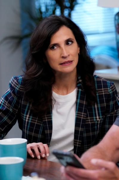 Helping a Friend - The Unicorn Season 1 Episode 2